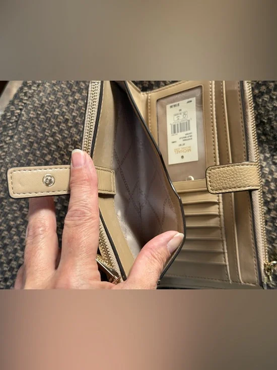 Michael Kors Jet Set Large Zip Clutch Wallet wristlet w/pebbled leather. - Picture 5 of 16